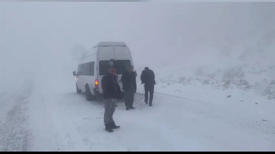 Karabet Geçidi'nde kar yağışı
