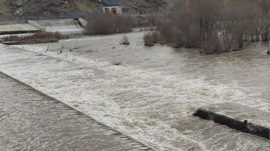 Karasu Nehri coştu