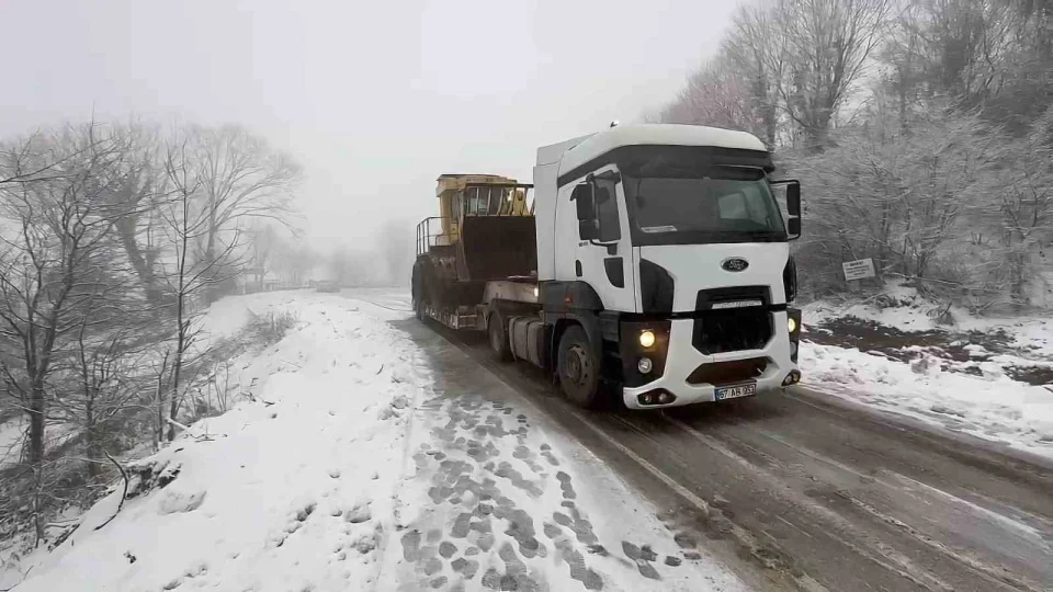 Karda kayan t�r yolu trafi�e kapatt�