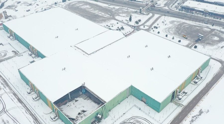 Kar�n a��rl���na dayanamayan Uluslararas� Fuar Merkezinin �at�s� ��kt�