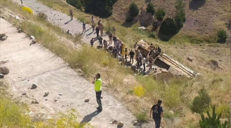 Kars'ta yolcu otobüsü şarampole yuvarlandı: 7 ölü 22 yaralı