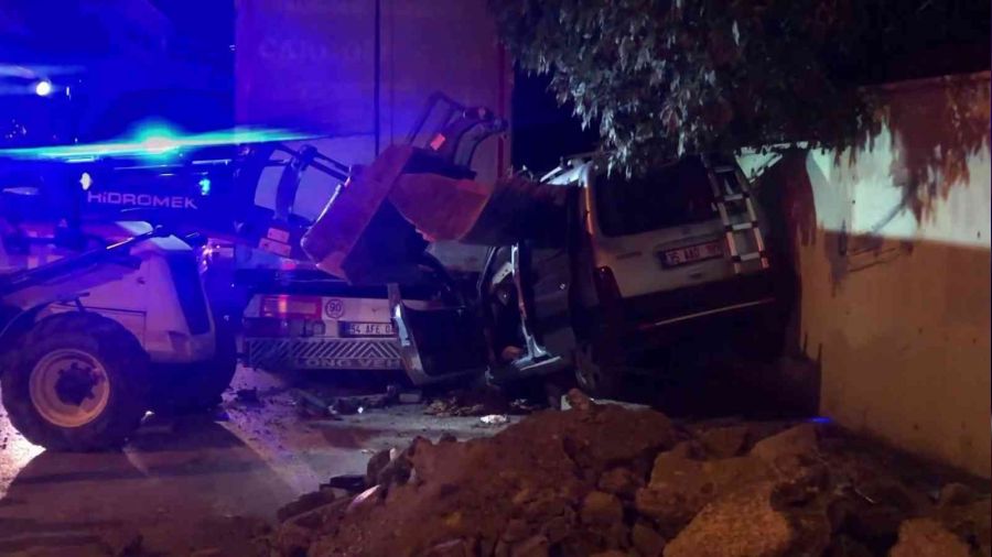 Kartal'da alkoll� s�r�c� iki ki�iyi a��r yaralad�