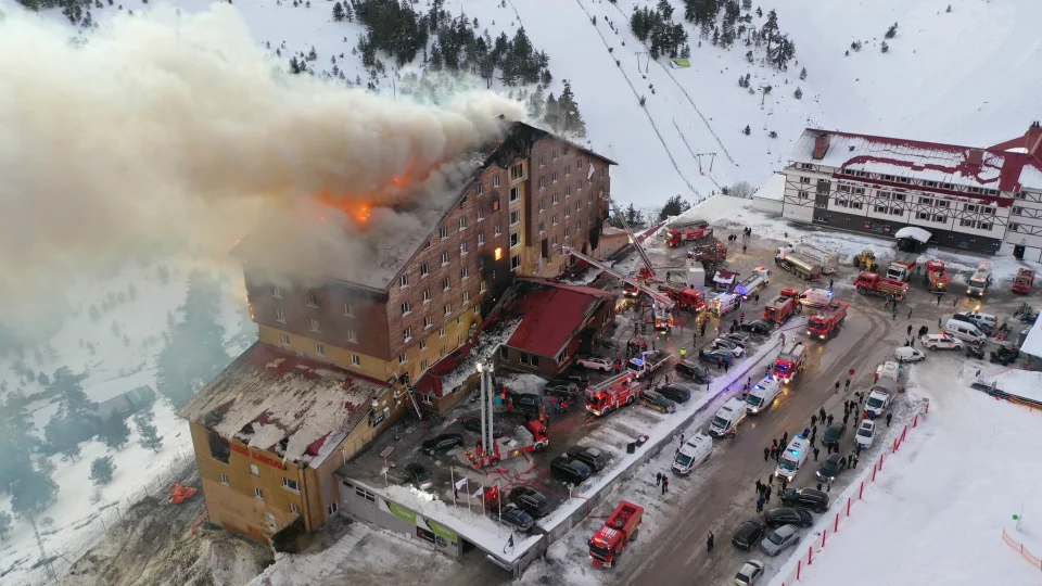 Kartalkaya'daki otel yangınında yakınlarını kaybedenler adliye önünde açıklama yaptı