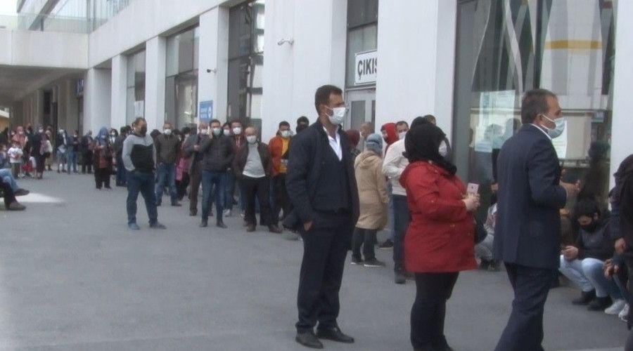 Kaymakaml�klar�n �n�nde 'seyahat belgesi' kuyru�u