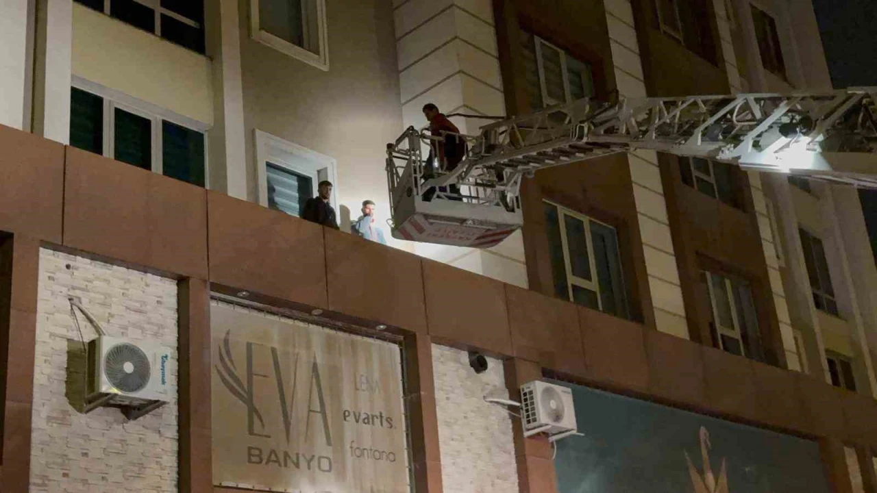 Kayseri'de bir garip olay: 3'üncü kattan çarşafla indiler