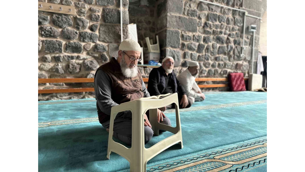 Kayseri'de vatandaşlar 8 asırlık camide itikafa girdi