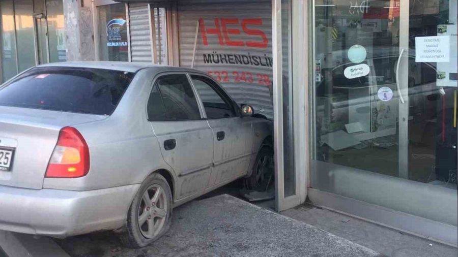 Kazada savrulan otomobil iş yerine girdi