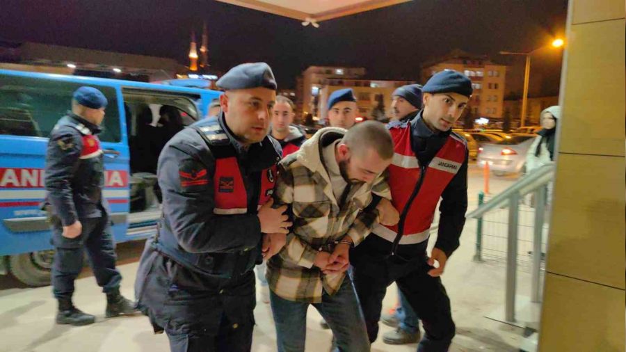Kendisine borcu olan adamı tüfekle vurdu