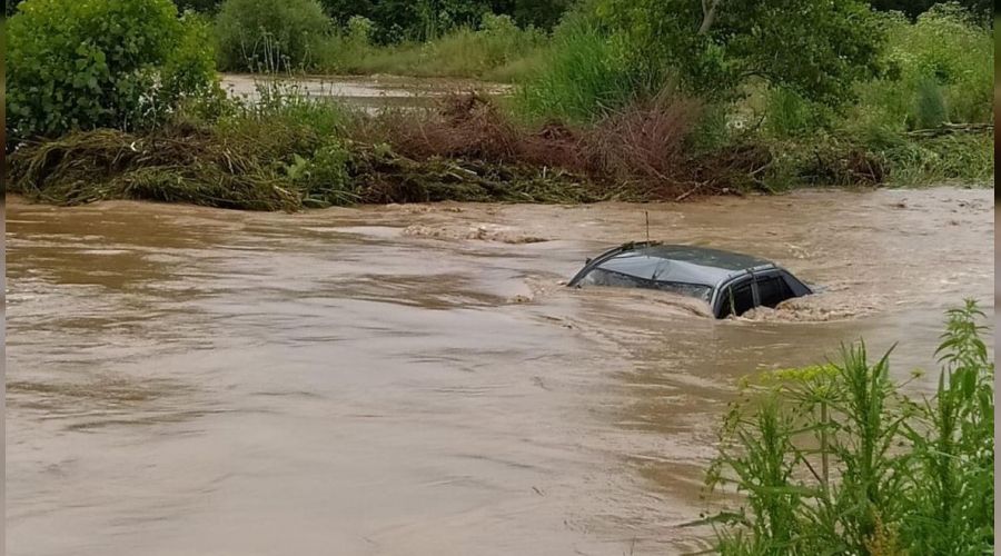 Krklareli'nde dere tat, 2 otomobil suya kapld