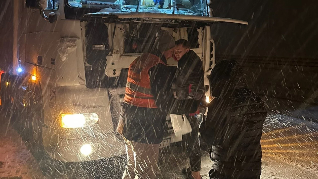 Kış lastiği olmayanlar yolda kaldı...