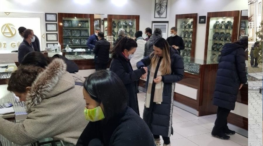 Kısıtlamaların sona ermesiyle birlikte vatandaşlar gümüşçülere akın etti