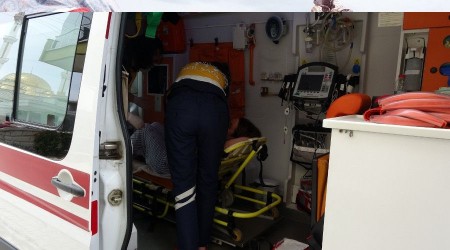 Kız kardeşini cam parçasıyla yaraladı