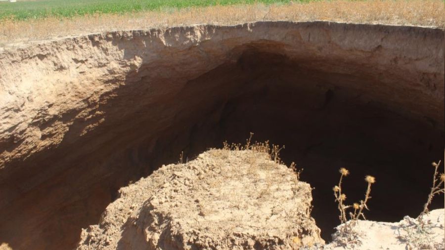 Konya'da 40 metre �ap�nda obruk olu�tu