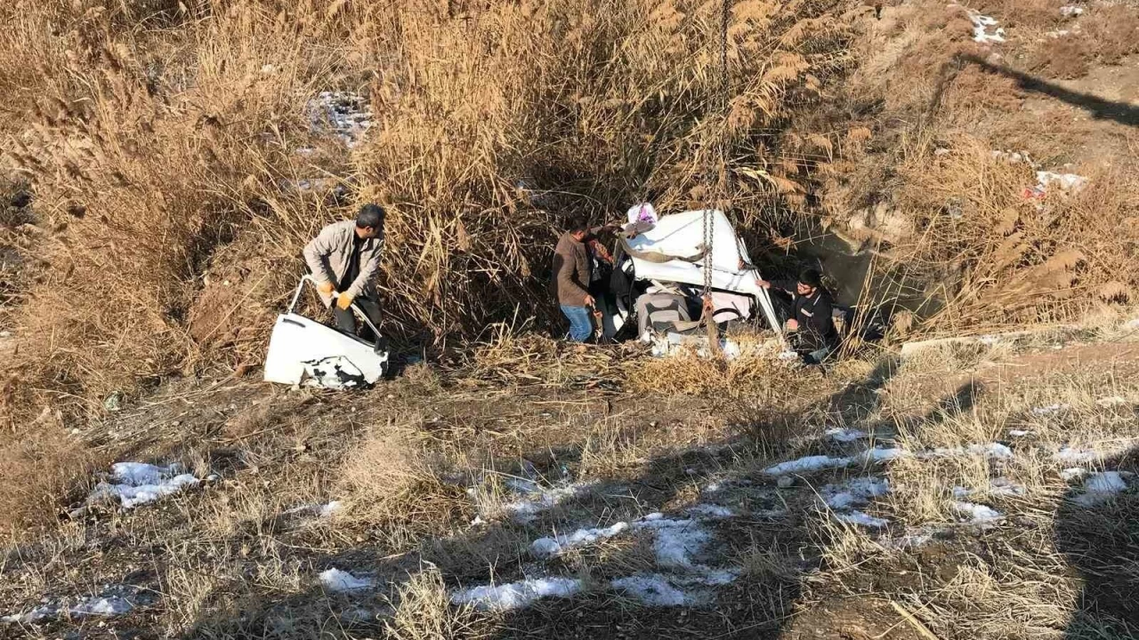 Konya'da otomobil atk su kanalna utu: 3 yaral