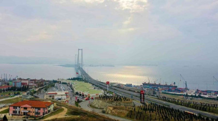 Köprü manzaralı seyir terası