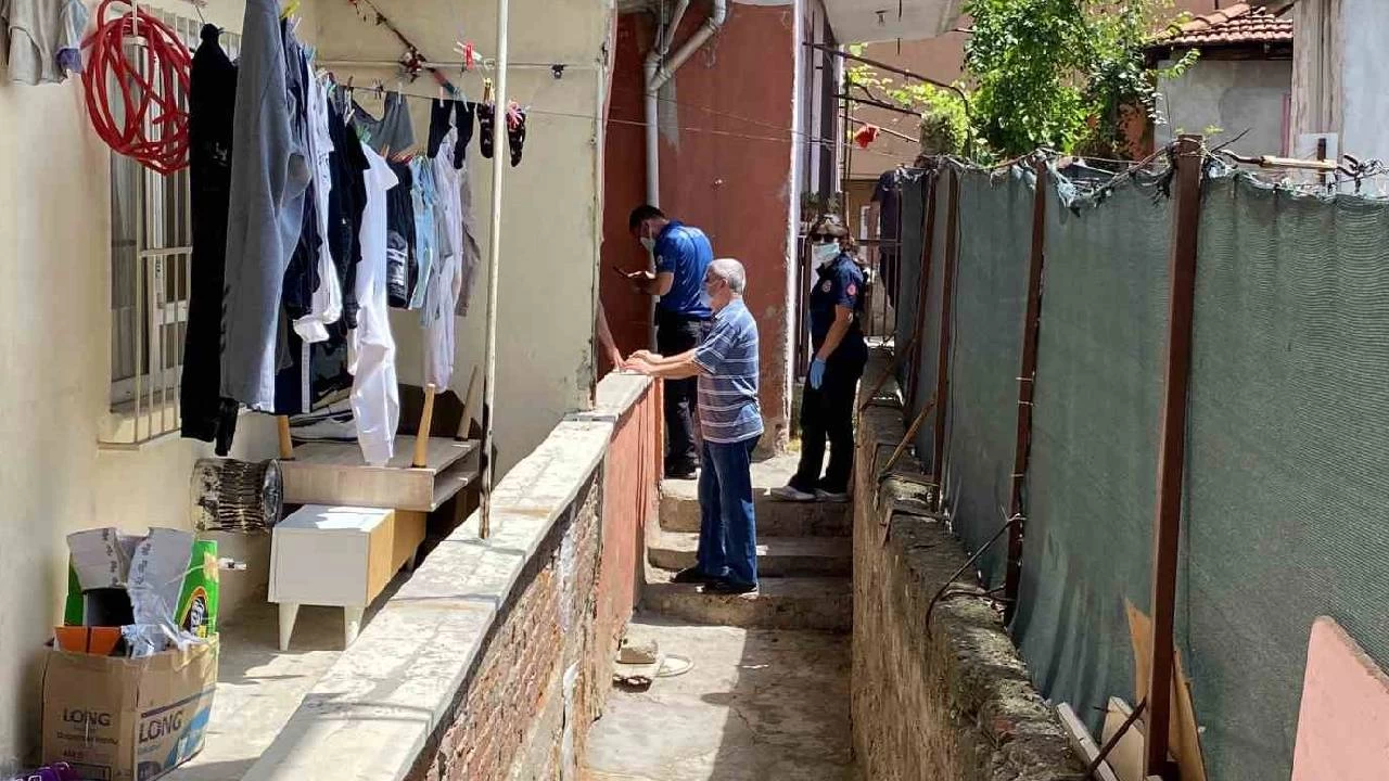 K�t� koku ihbar� yap�lan dairede cans�z bedeni bulundu