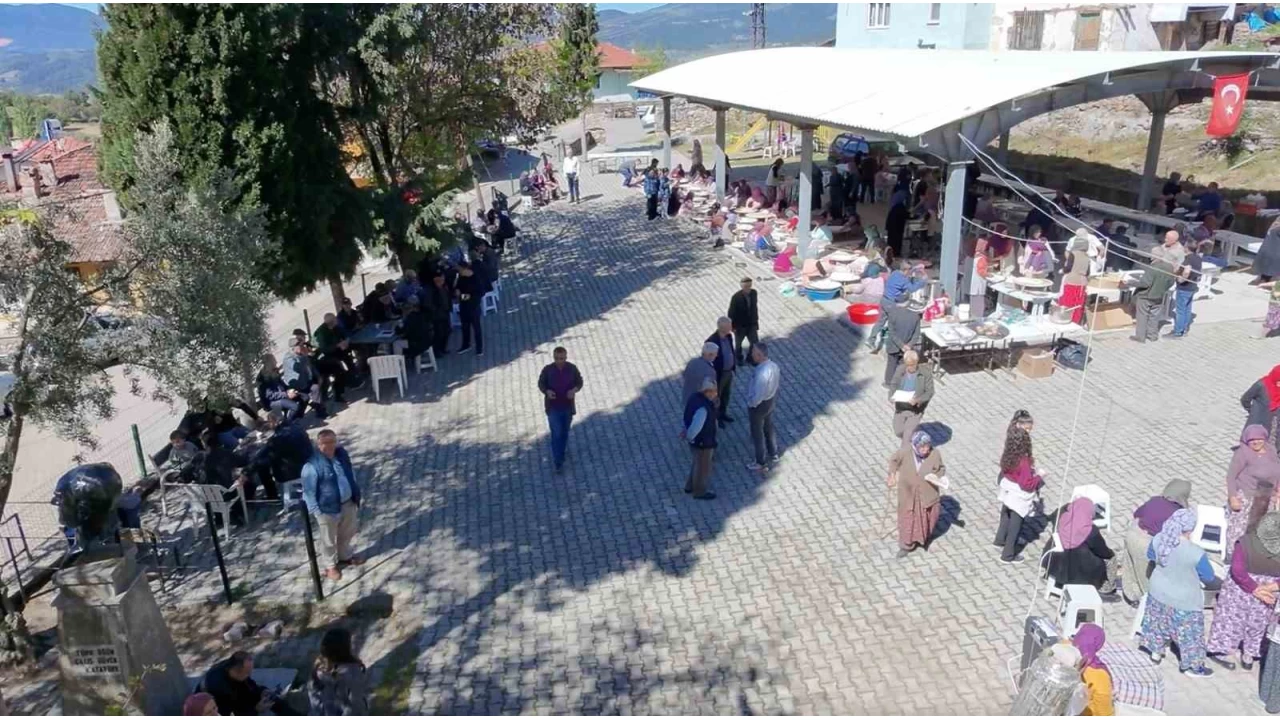 Köyün kadınları seferber oldu, binlerce gözleme aynı anda pişti