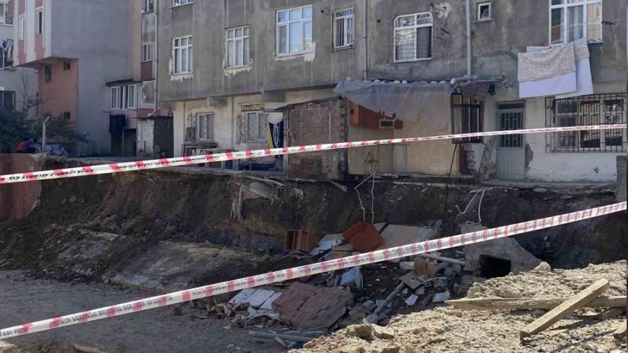 K���k�ekmece'de 2 bina acilen tahliye edildi