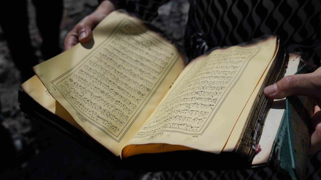 Kül olan evlerinden kalan tek şey Kur'an-ı Kerim