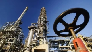 Küresel petrol arzı nisanda günlük 200 bin varil düştü