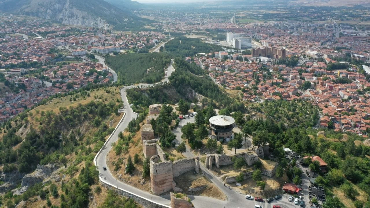 Ktahyann tarihi dokusu ve doal harikalar