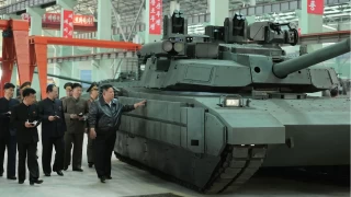 Kuzey Kore lideri Kim tank fabrikasn gezdi, daha fazla retim talimat verdi