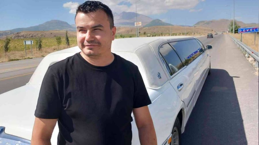 Limuzin ile Paris'ten memleketine geldi