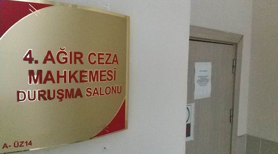 Mahkemede foto�raf �eken gen� tutukland�