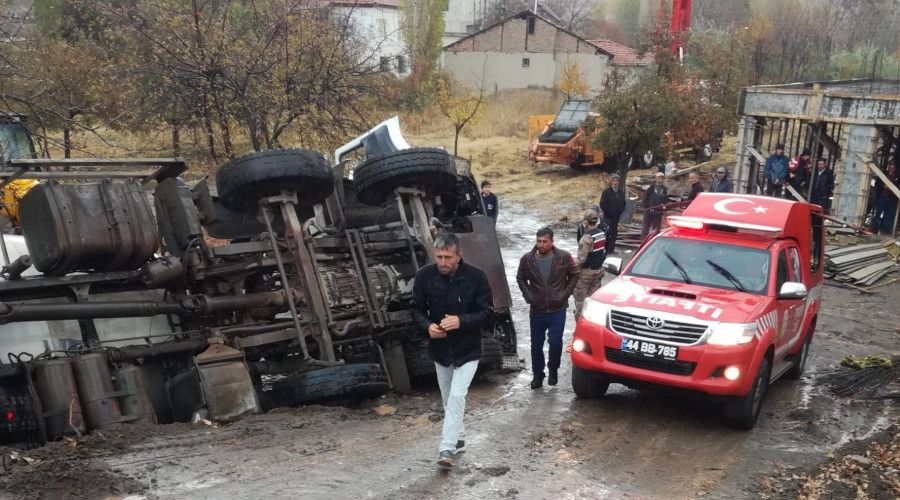 Malatya'da devrilen beton mikserinin srcs arata skt