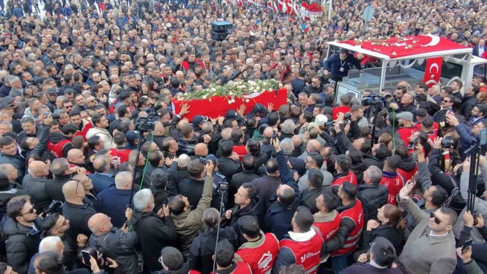 Manisa, ilk kadın başkanına ağladı