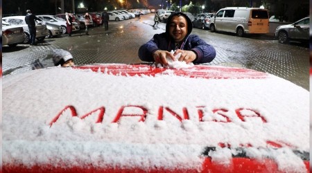 Manisa'da kar ya etkili oluyor 