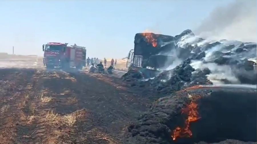 Mardin'de tır ve tonlarca saman yandı