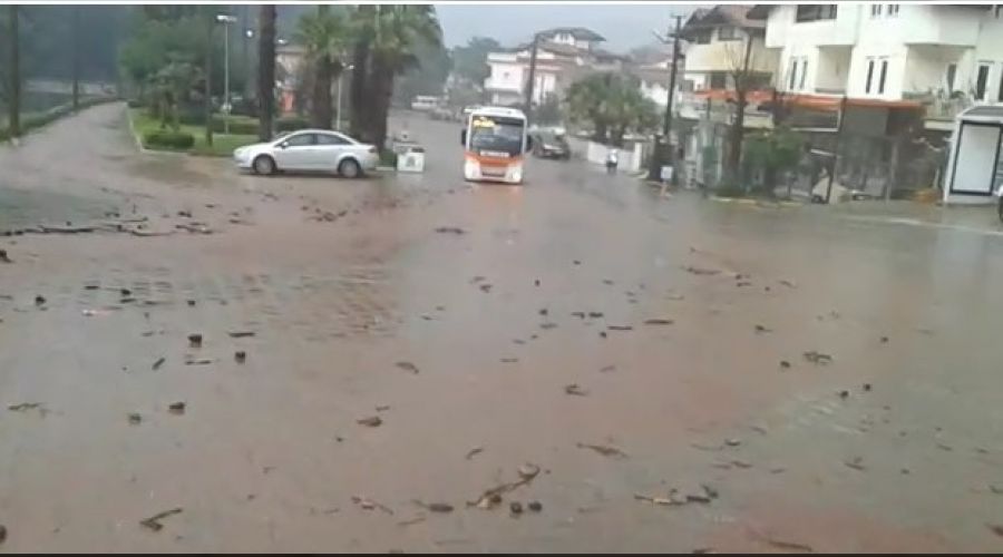 Marmaris'te sağanak yağış etkili