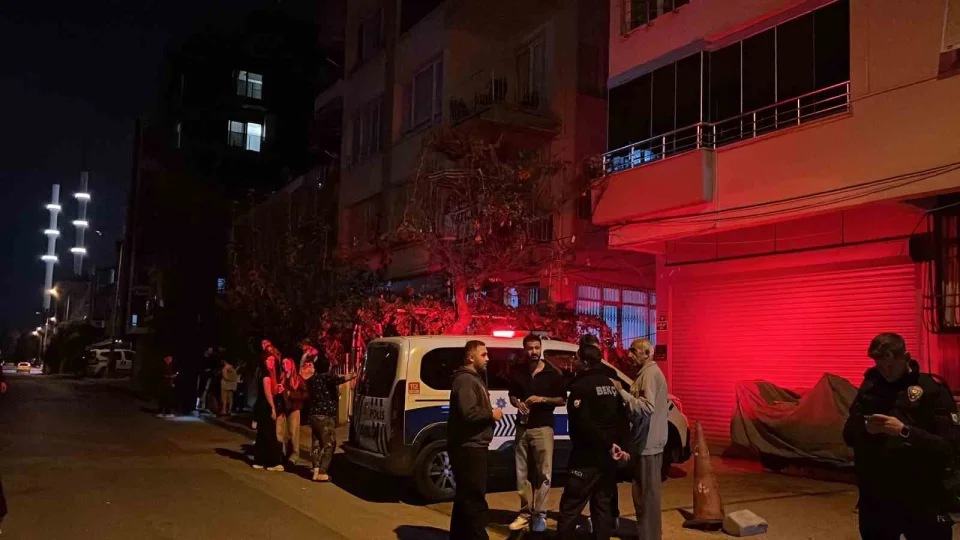 Mersin'de 3 katl� binan�n zemini ��kmesi: 40 ki�i tahliye edildi