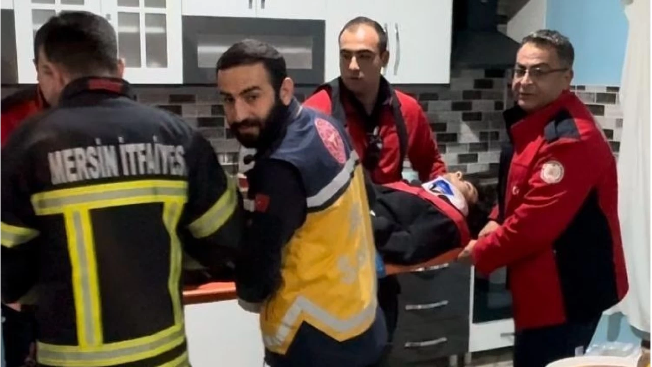 Mersin'de bir �ocuk  3. kattan havaland�rma bo�lu�una d��t�