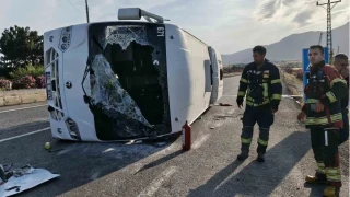 Mersin'de ��renci servisi devrildi: 17 yaral�