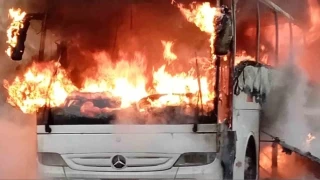 Mersin'de yolcu otobüsü otoyolda alev alev yandı