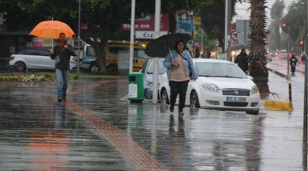 Meteorolojinin 'sar' kodla uyard Antalya'da iddetli yamur etkili oluyor