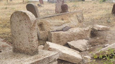 Mezarlıklarda define avı