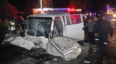 Muğla'da kamyonet minibüsle çarpıştı: 22 yaralı