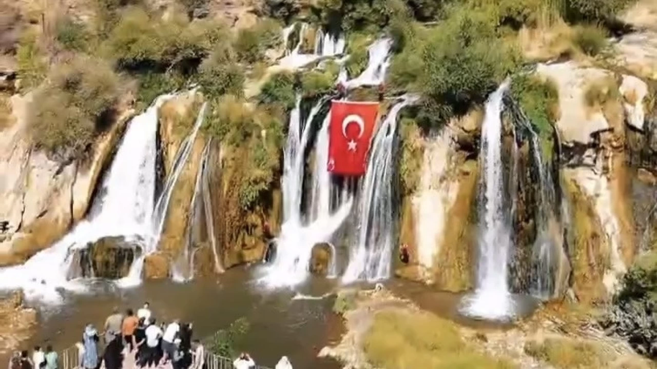 Muradiye �elalesinde dev T�rk bayra�� a��ld�