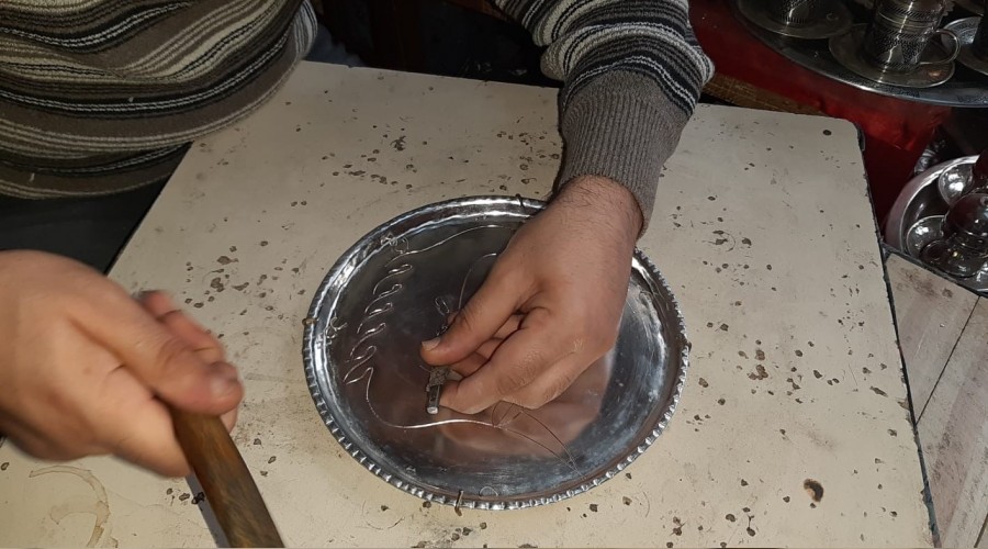 Müzik ritmiyle bakır işliyor