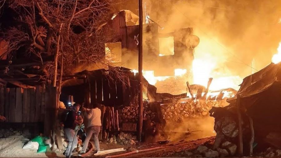 Nallıhan'da çıkan yangında 3 ev küle döndü