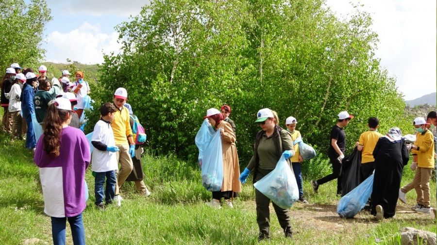 Nemrut'ta ��renciler �evre temizli�i yapt�