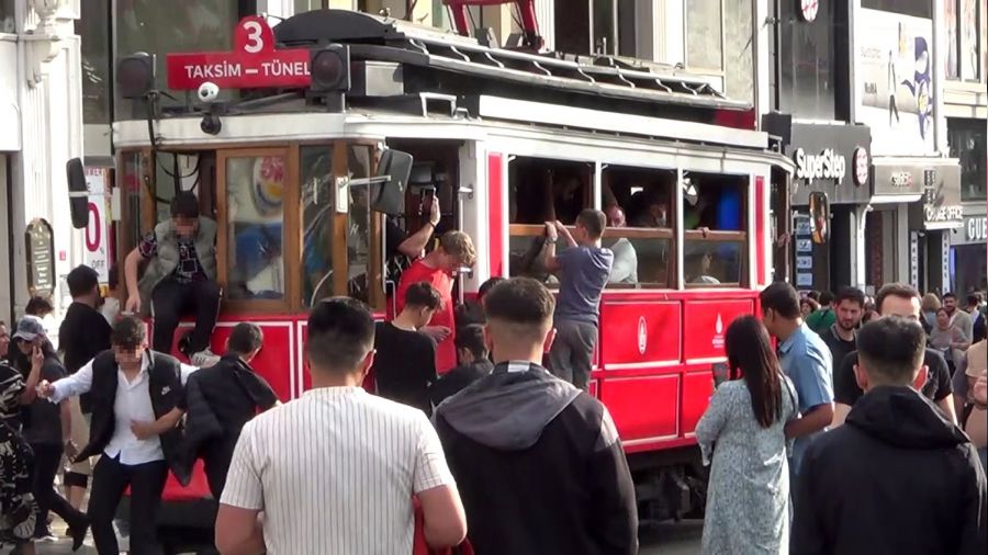 Nostaljik tramvayda tehlikeli yolculuk