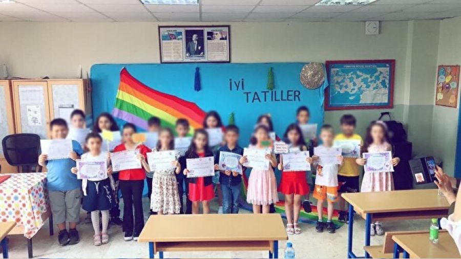 O renkler önünde fotoğrafı çektiren öğretmen hakkında yasal işlem