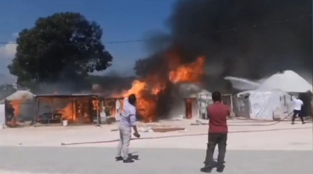 Oba çadırında yangın ve patlama meydana geldi: 12 çadır kül oldu
