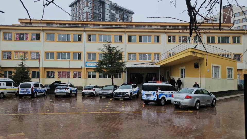 Ortaokulda b��akl� kavga: 1 ��renci yaral�