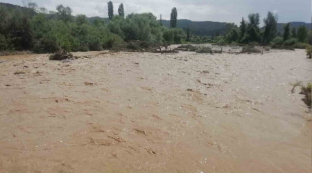 Osmancık'ta şiddetli sağanak hayatı felç etti