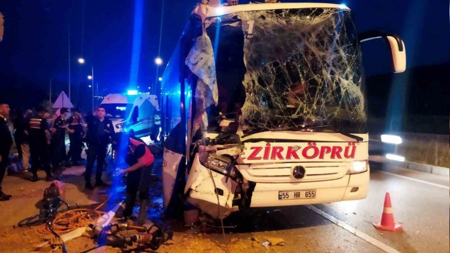 Osmancık'ta yolcu otobüsü, tıra çarptı:1 ölü, 9 yaralı